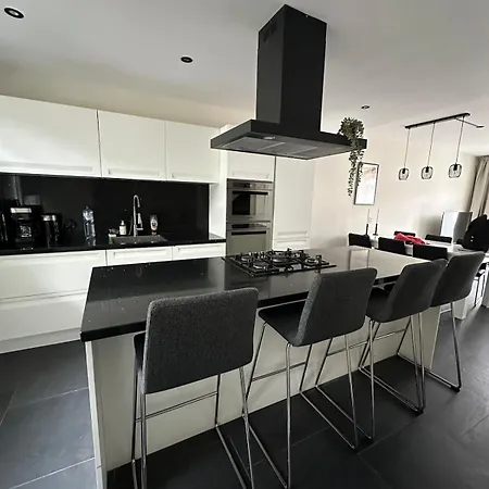 Veerman 10 In Spijk - Metro Holiday home Spijkenisse